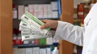 V lekarnah izdajajo teste s seznama testov za samotestiranje, ki so 
vpisani v centralni bazi zdravil, priložena pa so jim tudi navodila za 
uporabo. Foto: Gregor Mezgec  