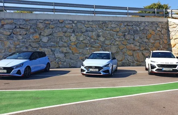 Hyundai je svojo ponudbo družine N razširil s športnimi različicami dveh novih modelov in enega, ki se na sceno vrača v prenovljeni 
podobi. Vsi so že na voljo pri slovenskih trgovcih za vozila Hyundai. 