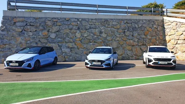 Hyundai je svojo ponudbo družine N razširil s športnimi različicami dveh novih modelov in enega, ki se na sceno vrača v prenovljeni 
podobi. Vsi so že na voljo pri slovenskih trgovcih za vozila Hyundai. 