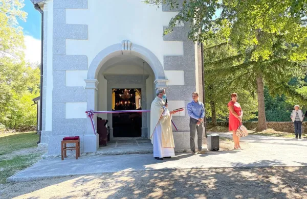 Obnovljeno cerkev sv. Kancijana na Barki je blagoslovil župnik 
Slavko Obed, slovesnosti se je udeležila tudi divaška županja 
Alenka Štrucl Dovgan (na fotografiji v rdeči obleki).  