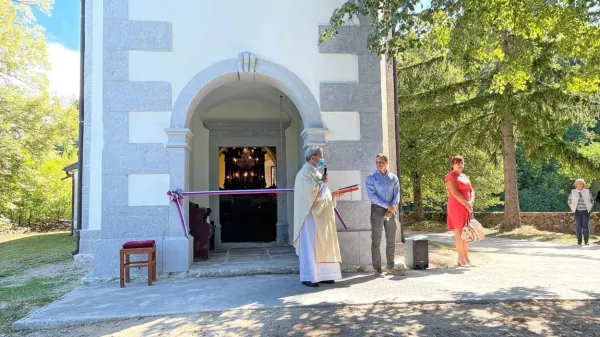 Obnovljeno cerkev sv. Kancijana na Barki je blagoslovil župnik 
Slavko Obed, slovesnosti se je udeležila tudi divaška županja 
Alenka Štrucl Dovgan (na fotografiji v rdeči obleki).  