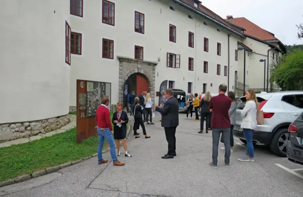 V muzejskem gradu so se o pospeševanju pametnih mest in turizma pogovarjali tisti, ki poganjajo Idrijsko in  Cerkljansko.