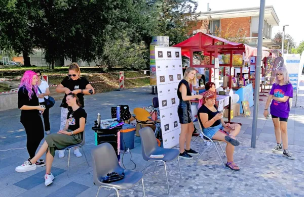 V frizerstvu kljub dolgemu zaprtju salonov niso izgubili optimizma. Na festivalu je nastalo  kar nekaj novih frizur.
