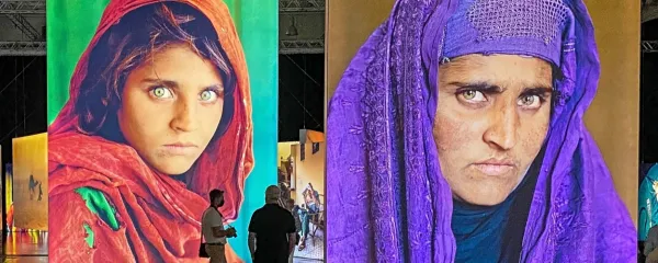 Sharbat Gula, afganistansko dekle,  na fotografijah Steva McCurrya iz leta 1984 in 2002 na razstavi v Gradcu, ki je na ogled do 19. septembra.  