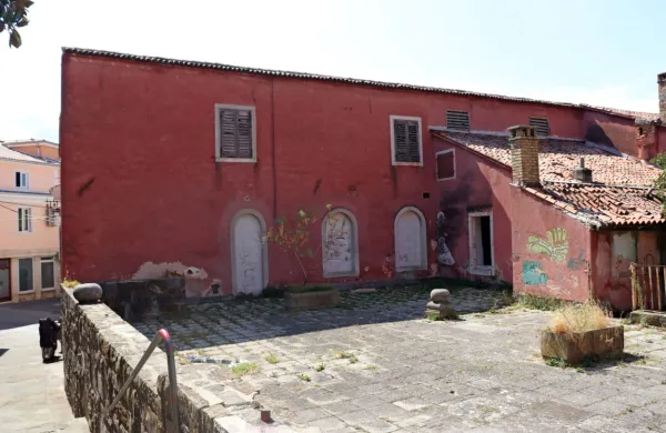 Uživalci prepovedanih drog in brezdomci vstopajo v nekdanjo palačo skozi okno na dvorišču. 