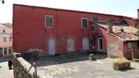 Uživalci prepovedanih drog in brezdomci vstopajo v nekdanjo palačo skozi okno na dvorišču. 