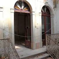 

Okensko dekoracijo je moč občudovati le še v veži.