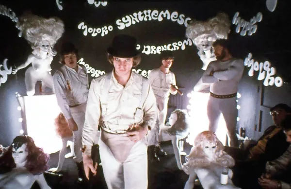 Stanley Kubrick je v vlogi Alexa videl le Malcolma McDowella (v 
ospredju). Če bi ta odklonil sodelovanje, morda Kubrick ne bi 
nikoli posnel enega od svojih najbolj kontroverznih filmov.