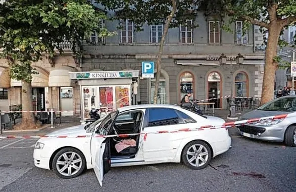 Neznanci so se baje pripeljali z belim avtomobilom audi s koprsko 
registrsko tablico, izstopili in začeli streljati.
