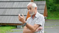 Žarko Trušnovec, psiholog in magister socialne medicine, že 27 let 
v Breginju prireja poletne tabore v karavli.