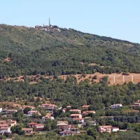 Dekani so naslonjeni na pobočje Golega hriba. 