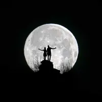 Ljubezen v luni je naslov drugouvrščene  fotografije, na kateri mlad 
par na Soviču objema polno luno, kot jo je avtor ujel v objektiv iz 
700 metrov oddaljene lokacije.