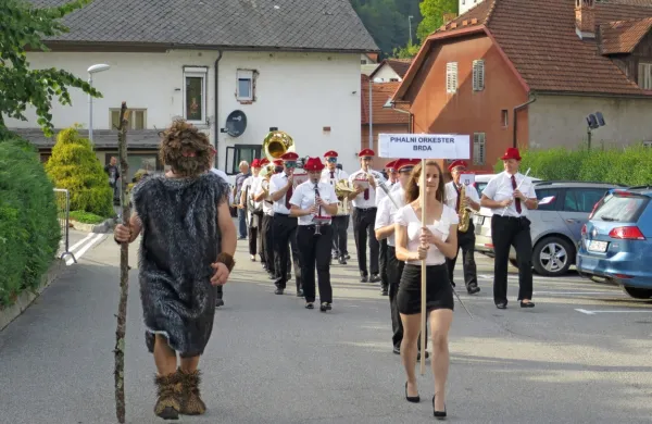 Pihnfest 2021 se je začel s predstavitvijo godb po cerkljanskih ulicah - na fotografiji Pihalni orkester 
Brda.
