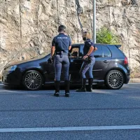 Divje nasilje in streljanje prekinilo tržaško sobotno rutino
