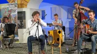 Miro Božič in Benjamin Barbarič (spredaj) sta z Gugutkami  predstavila zgoščenko  Obljubljena dežela 
na idrijskem gradu pod okriljem Gallus festa.  