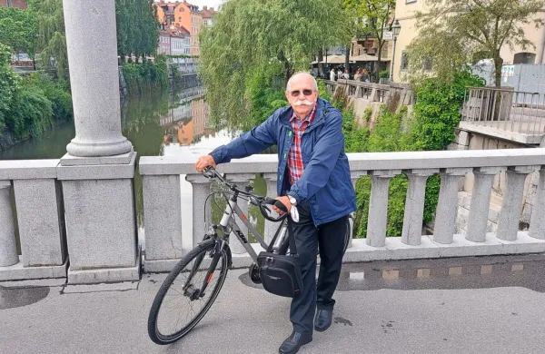 Milan Dekleva, eden redkih “umetniških poliglotov”,  zmeraj znova “zveni avtentično in sveže”, ugotavlja Boris A. Novak.