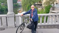 Milan Dekleva, eden redkih “umetniških poliglotov”,  zmeraj znova “zveni avtentično in sveže”, ugotavlja Boris A. Novak.
