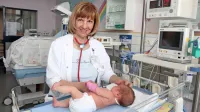 Pediatrinja Irena Cetin Lovšin opozarja, da s težkim potekom 
okužbe s covidom-19 obolevajo celo tudi novorojenčki in dojenčki, 
ki jih zdravijo v ljubljanskem kliničnem centru. 