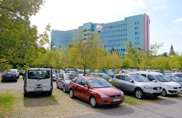 Urejanje parkirnih površin in covid so razredčili avtomobile pri 
bolnišnici, a parkirnina ostaja v načrtih. 