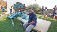 Župnik Zorko Bajc ob  250 kilogramov težkem kipu nadangela 
Mihaela, ki so ga pred tremi leti sneli z vrha piranskega zvonika in 
ga odpeljali na restavriranje.