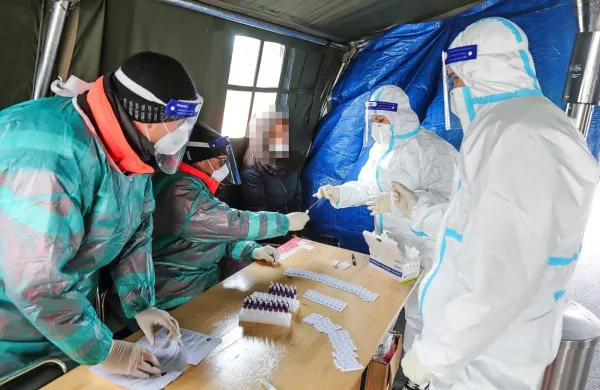 Obvezen hitri test pred pregledom  za  obolelega, ki  ni pa cepljen ali 
prebolevnik, potrebuje pa pomoč  zdravnika, je nevarno določilo, 
ki ima lahko težke posledice, opozarjajo zdravstveni delavci. 