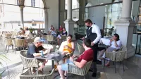 Na odprtih terasah je  za goste obvezen pogoj PCT, ni pa več  
predpisan trimetrski razmik med mizami.
