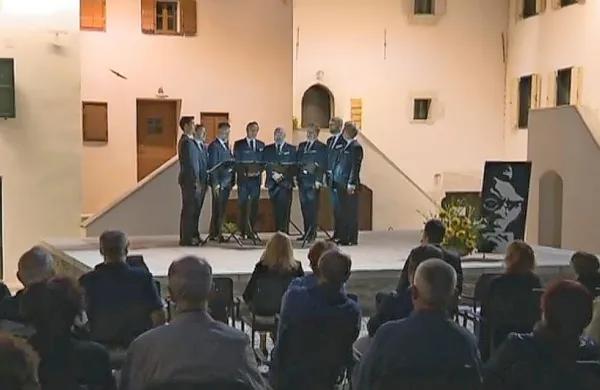 V petek so  Kogojeve dneve tradicionalno odprli člani Slovenskega 
okteta, ki so zapeli na Kontradi, kjer bo potekala večina letošnjega 
festivalskega programa. 