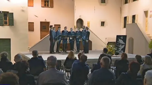 V petek so  Kogojeve dneve tradicionalno odprli člani Slovenskega 
okteta, ki so zapeli na Kontradi, kjer bo potekala večina letošnjega 
festivalskega programa. 