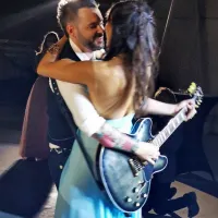 Veronika  v objemu svojega izbranca Tadeja in njegove prve 
ljubezni - kitare. 