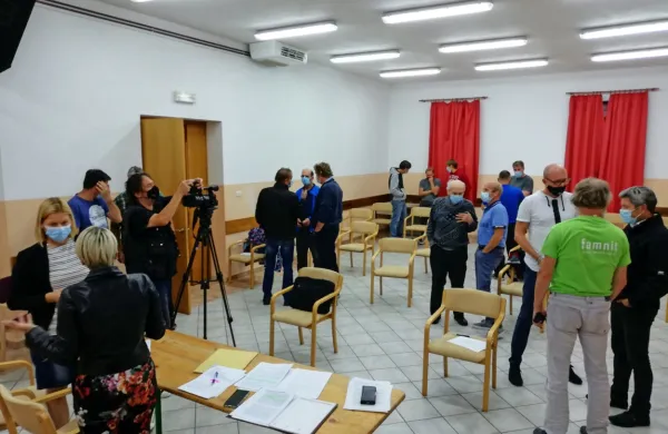 Krajani so na sestanku z županom ponovili, da želijo še naprej piti 
nanoško vodo. 
