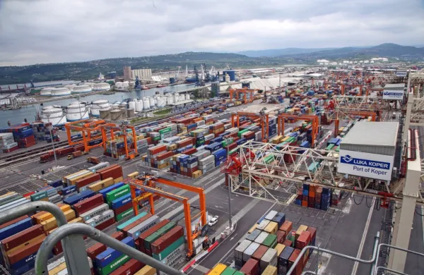 V Luki ima elektrifikacija že tradicijo:  več strojev in dvigal že poganja elektrika.  