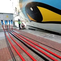 V nemškem Rostocku so aprila  na elektriko s kopnega prvič poskusno priklopili potniško ladjo 
Aidasol. Pristanišče je postavilo nov sistem napajanja ladij s pomola, ki je  v tem trenutku največji 
tovrstni  v EU.