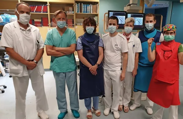 Ekipa katetrskega laboratorija ob prvi vstavitvi resinhronizacijskega srčnega spodbujevalnika v SB Nova Gorica (z leve):  prof.  
Matjaž Klemenc, prof. Goran Milašinović, dipl. med. sestra Karmen  
Saksida, dr. Andrej Bartolić, dipl. med. sestra Mojca Pušnar, dipl.  
rad. ing.  Matevž Brecelj in dipl. med. sestra Mariza Kulot.