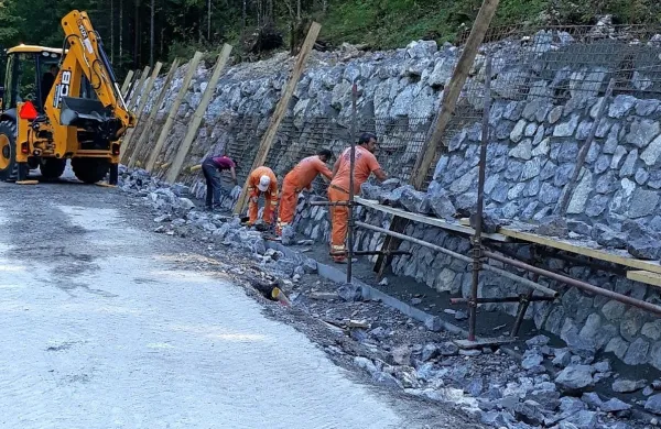 Delati so začeli sredi gneče v poletni sezoni, a drugače ni šlo, 
poudarjajo na občini. 