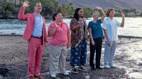 Osrednja ekipa luksuznega resorta na Mauiju tik pred sprejemom 
nove skupine gostov, skrajno levo vrhunski Murray Bartlett v vlogi 
Armonda.
