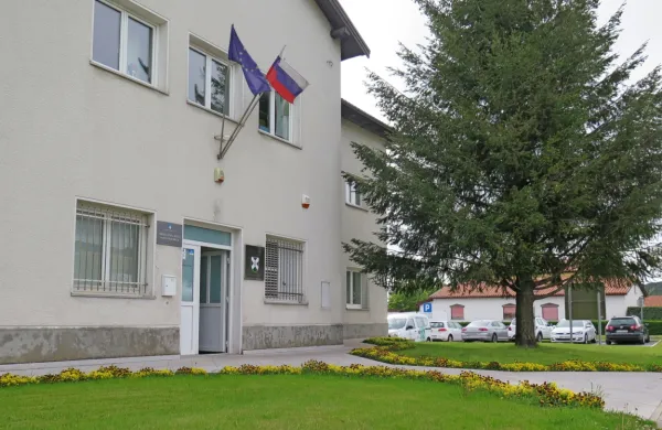 Občina Hrpelje-Kozina želi ukiniti krajevne skupnosti in jih 
nadomestiti z 39 krajevnimi sveti, ki bi jih imenoval občinski 
svet.