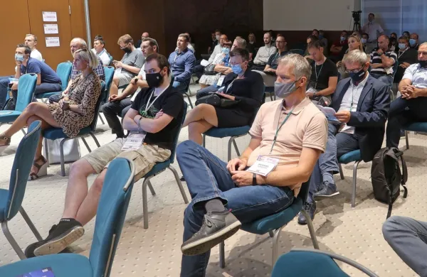 Konference se udeležuje več kot 500 direktorjev podjetij ali 
zadolženih za elektronsko varnost.