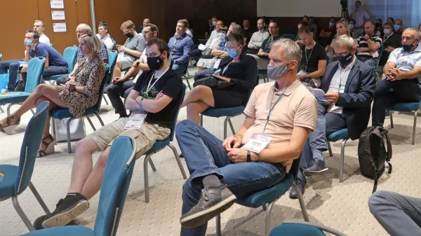 Konference se udeležuje več kot 500 direktorjev podjetij ali 
zadolženih za elektronsko varnost.