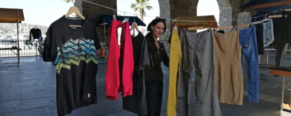 Izmenjava oblačil, ki je včeraj potekala v Taverni v Kopru, je 
privabila modno in ekološko ozaveščene uporabnike ter spomnila 
na naš dolg do okolja. 