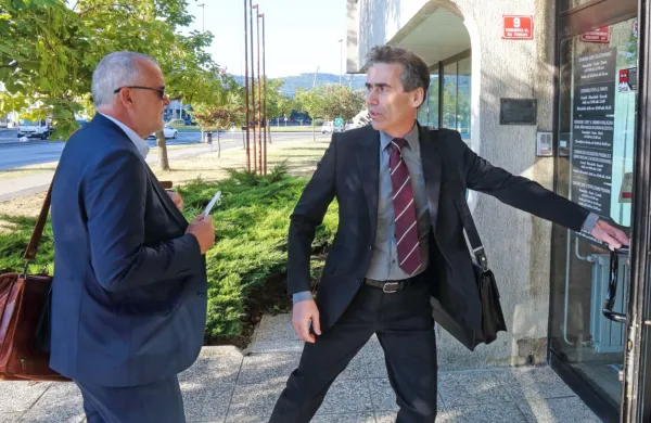 Sergej Racman  je  po desetih mesecih  pripora včeraj na sojenje prišel  s prostosti, brez spremstva pravosodnih  policistov (ob njem  je 
odvetnik Janez Koščak).
