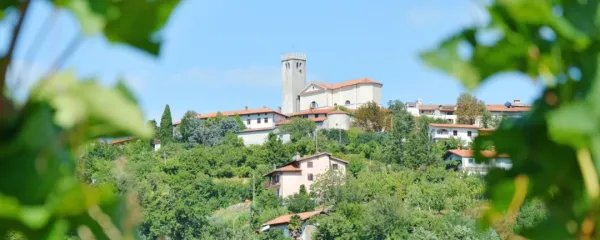Šmartno, svojevrstni pozorni stražar in “orlovo gnezdo” Brd.