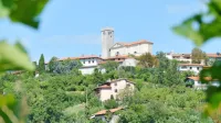 Šmartno, svojevrstni pozorni stražar in “orlovo gnezdo” Brd.