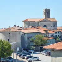 Parkirišče pred vasjo je skorajda vselej polno.