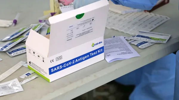 V soboto potrdili 559 okužb, v bolnišnici 292 bolnikov s covidom-19