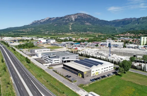 Se obrambno ministrstvo, občina  in Univerza v Novi Gorici 
pogovarjajo o gradnji kampusa v Ajdovščini? Za zdaj tega nihče ne 
potrjuje, a tudi ne zanika. 