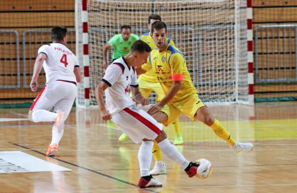 Ob doseženem zadetku se je Bronxov kapetan Nik Zajc (v 
rumenem dresu) na primorskem derbiju izkazal tudi s  športno 
potezo tekme. 

 