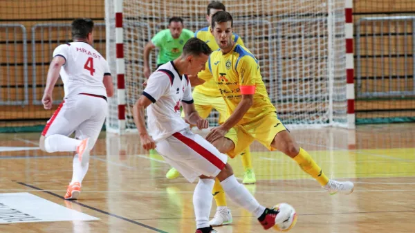 Ob doseženem zadetku se je Bronxov kapetan Nik Zajc (v 
rumenem dresu) na primorskem derbiju izkazal tudi s  športno 
potezo tekme. 

 