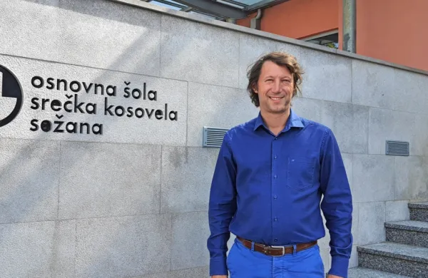 Osnovno šolo Sežana od petka kot v. d. ravnatelja vodi profesor 
defektologije Alen Kofol.