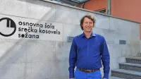 Osnovno šolo Sežana od petka kot v. d. ravnatelja vodi profesor 
defektologije Alen Kofol.