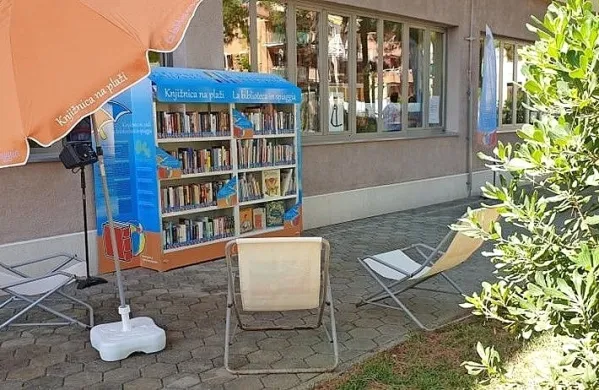 Novigrajska knjižnica je povsem blizu morja in je lahko knjižne police namestila tik ob stavbo. 